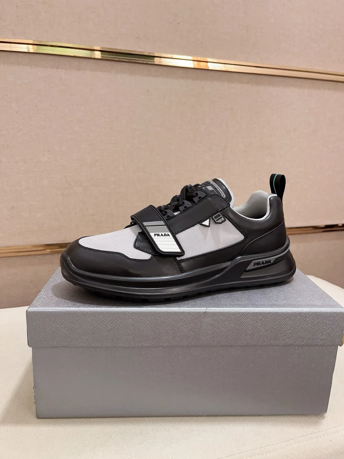 Factory price 620💰 ✔️✔️✔️Higher version High-quality new PRADA (Prada) counters are launched simultaneously. New men's shoes and 😘fabric are made of high-tech glue-spraying technology. Lining: Full cowhide lining. 👍🏿 High-end ☄️ air-cushion molded anti-slip rubber outsole, exquisite lines, simple and elegant, comfortable and high-end for leisure travel. Code number: 38 to 44 (45 is custom-made and cannot be returned or exchanged)